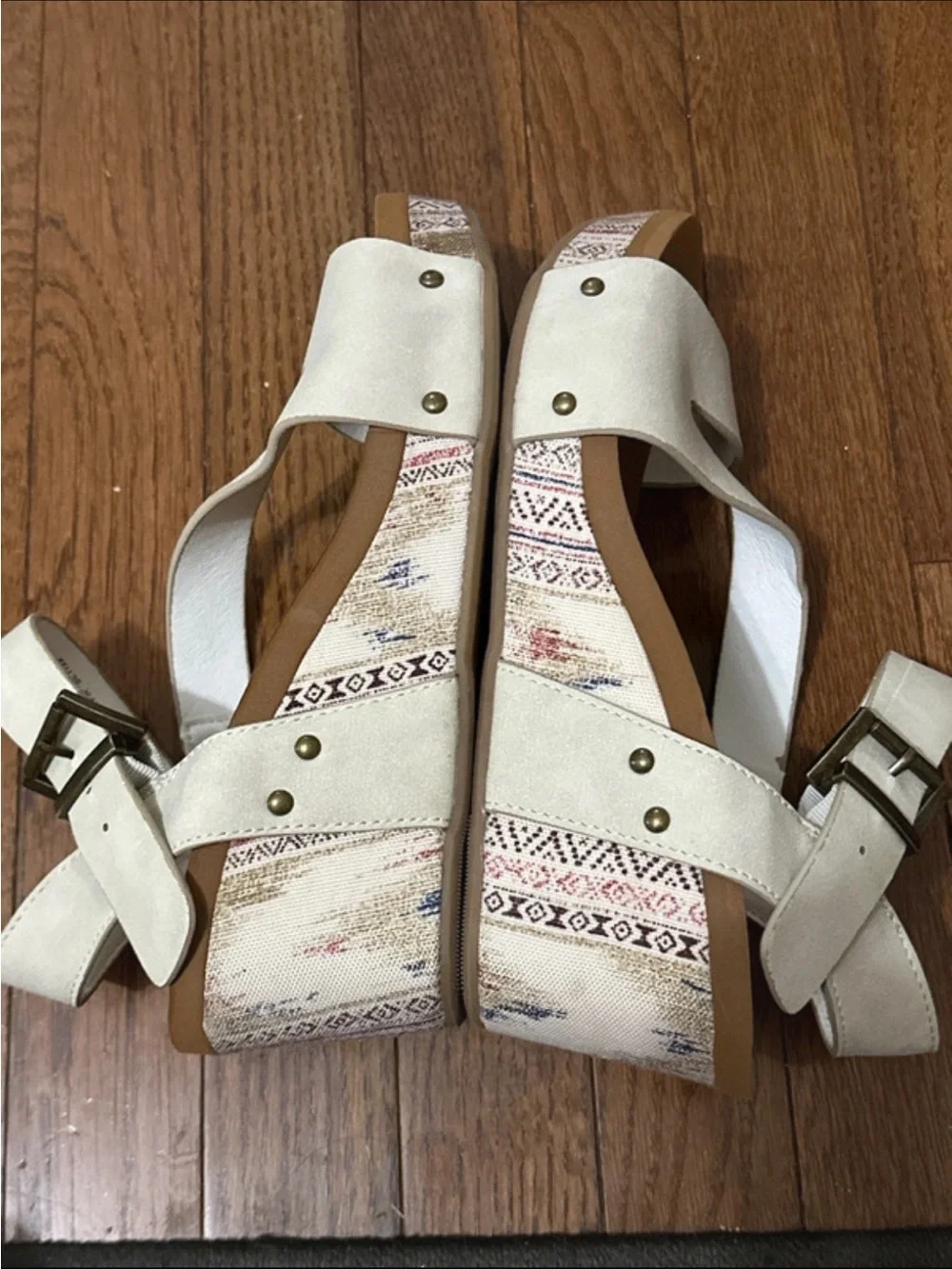 Very G Giavanna Wedge with Western/Aztec Pattern Size 9.5